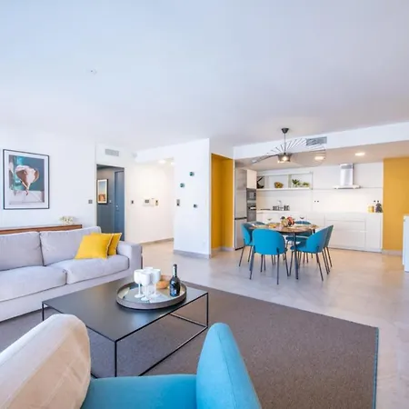 Luxury Apartment In A Residence In Saint Tropez شقة *